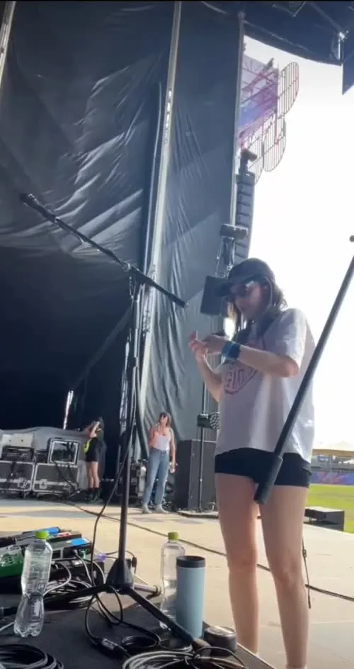 Lauren Mayberry (Singer) - Video