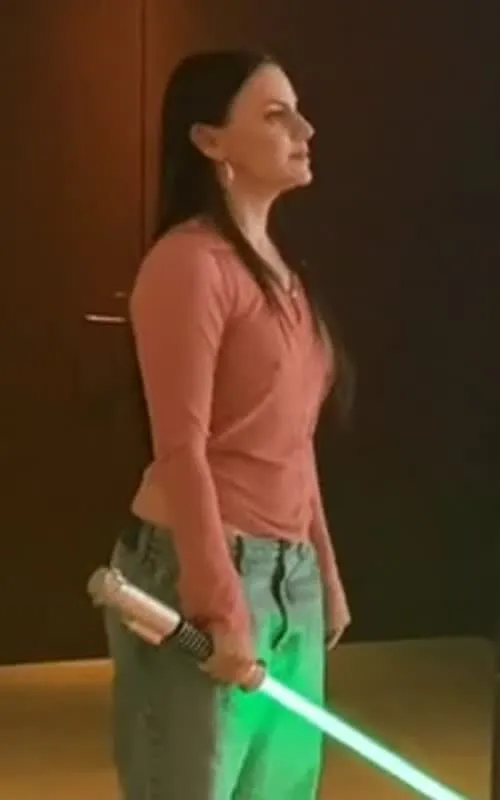 Dafne Keen - Video
