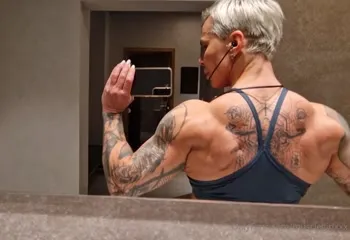 crazyxbody / musclegirlxxx - Video #412840