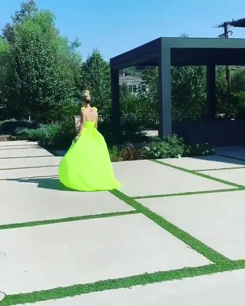 Kaley Cuoco - Video