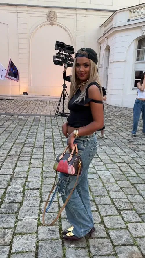 Paola Locatelli - Video #156079