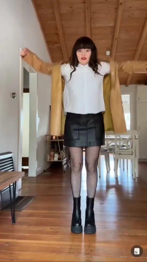 Lauren Mayberry (Singer) - Video