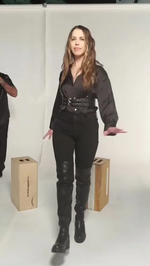 Laura Bailey - Video #120415