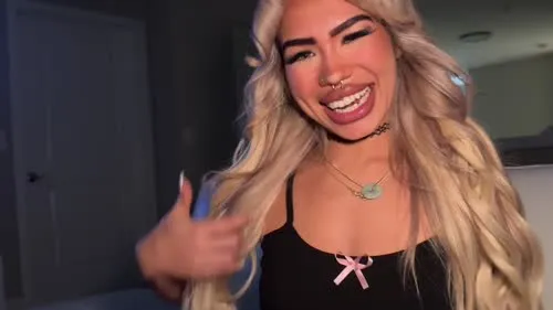 Luna Luxe - Scottst siss best friend blows some bubbles