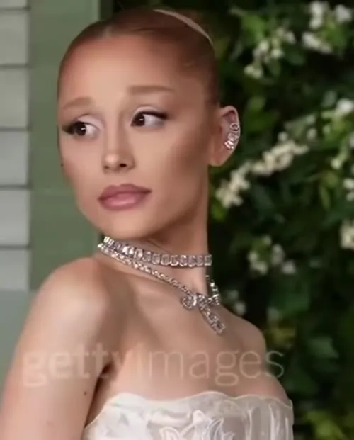 Ariana Grande - Video
