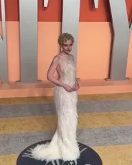 Julia Garner - Video #120330