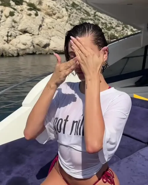 Hailey Baldwin Bieber - Video