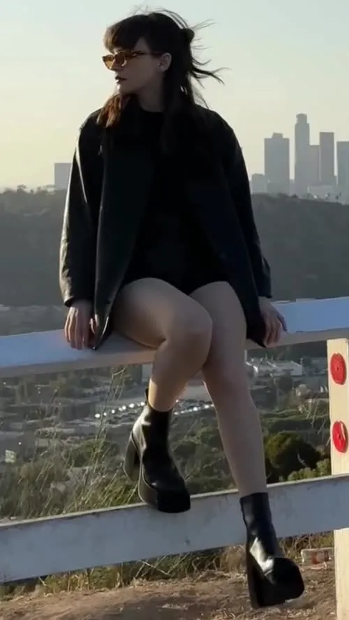 Lauren Mayberry (Singer) - Video
