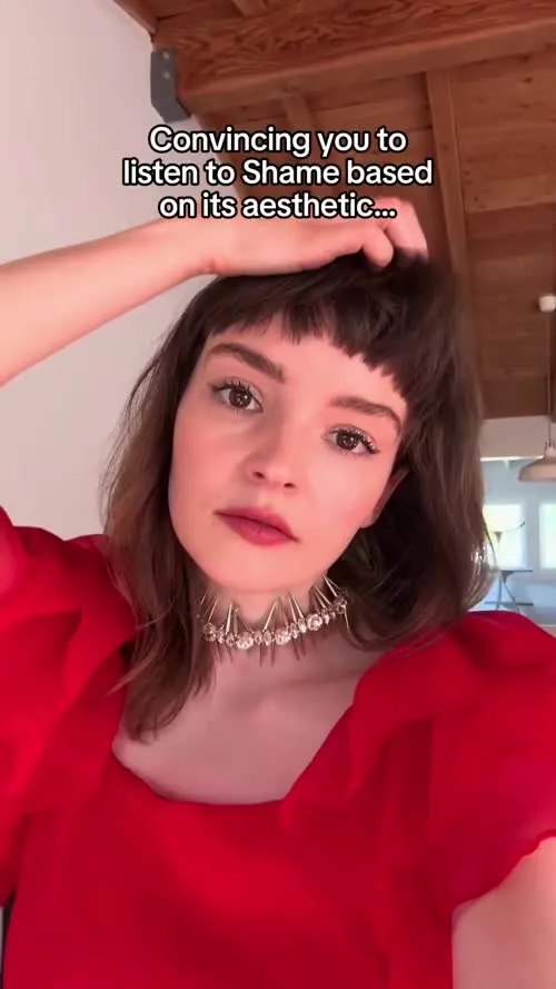 Lauren Mayberry (Singer) - Video