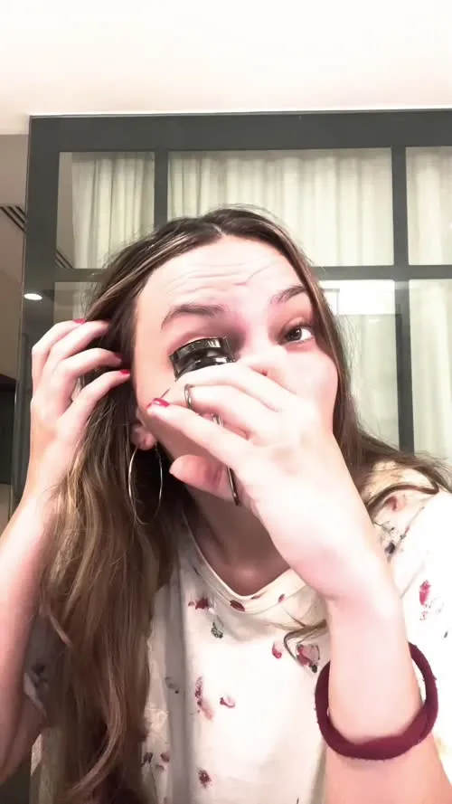 Dafne Keen - Video