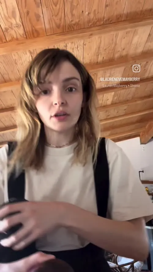 Lauren Mayberry (Singer) - Video