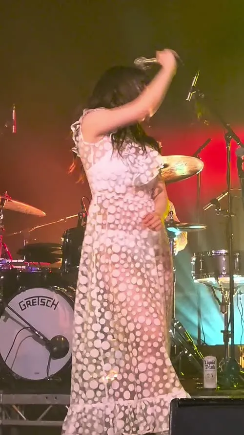 Lauren Mayberry (Singer) - Video