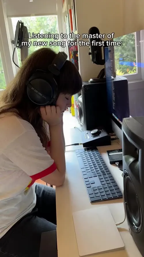 Lauren Mayberry (Singer) - Video