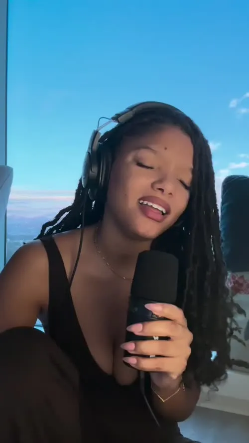 Halle Bailey - Video