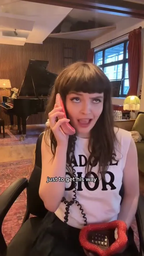 Lauren Mayberry (Singer) - Video