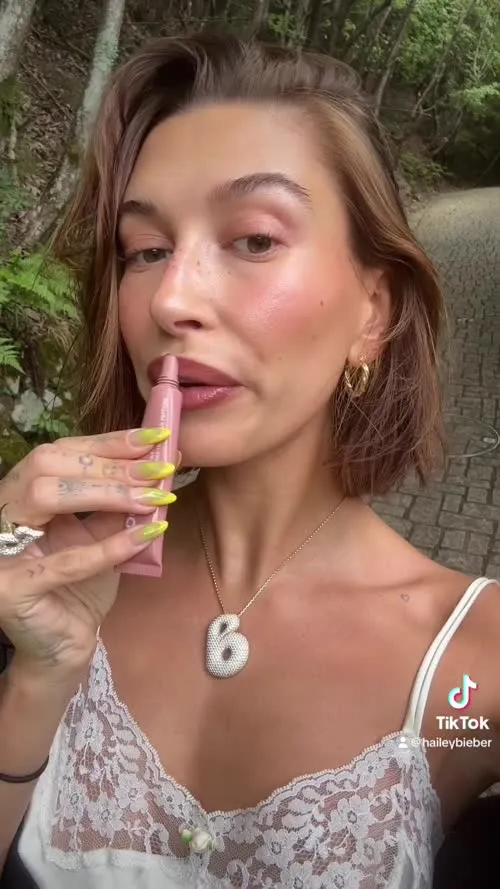 Hailey Baldwin Bieber - Video
