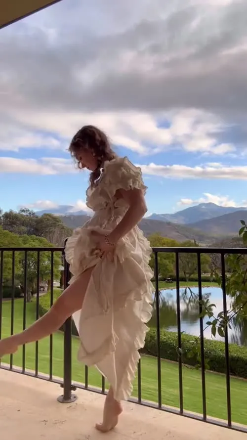 Haley Lu Richardson - Video