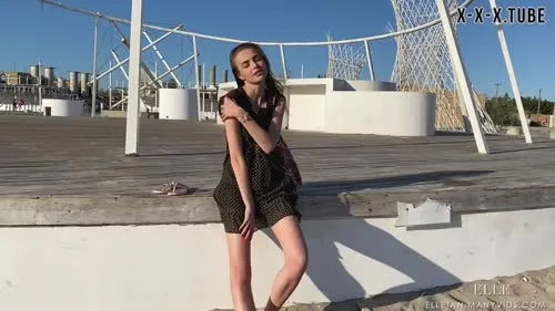 Elle Tan - Video