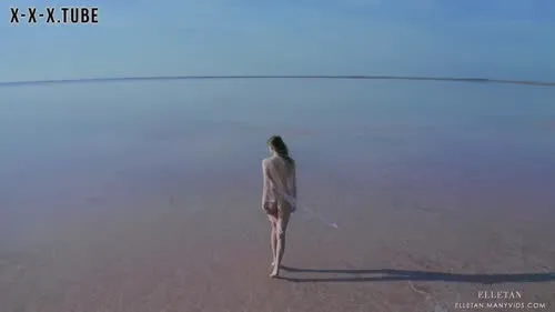 Elle Tan - Video