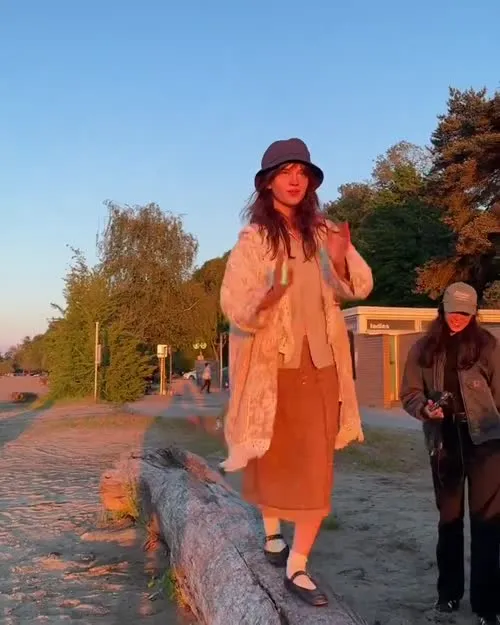 Sophie Thatcher - Video