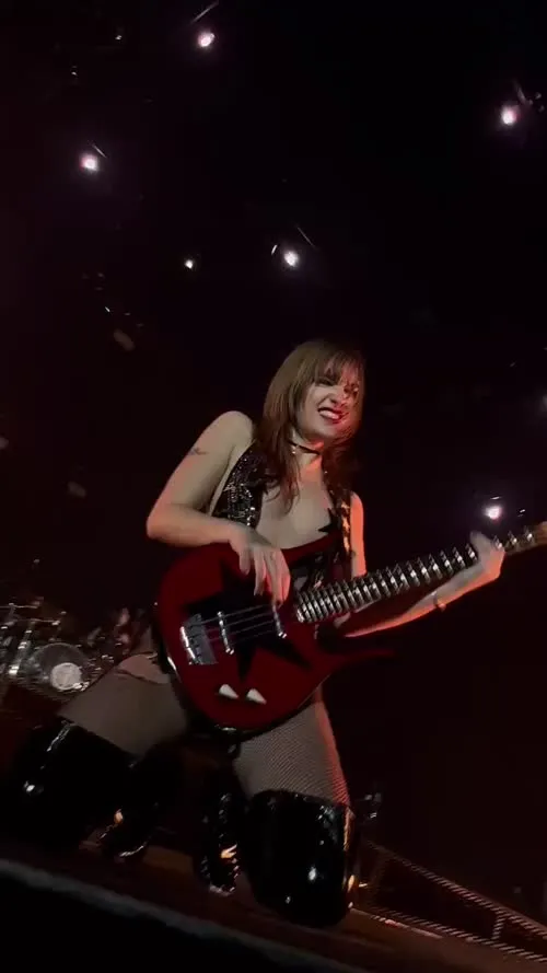 Victoria De Angelis (Maneskin bassist) - Video