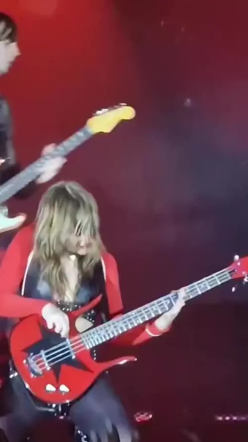 Victoria De Angelis (Maneskin bassist) - Video
