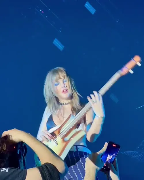 Victoria De Angelis (Maneskin bassist) - Video