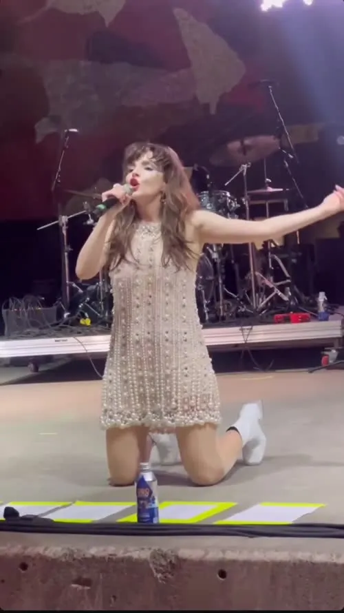 Lauren Mayberry (Singer) - Video