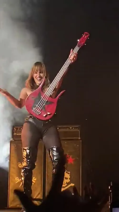 Victoria De Angelis (Maneskin bassist) - Video