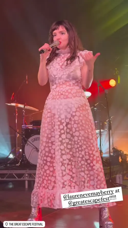Lauren Mayberry (Singer) - Video