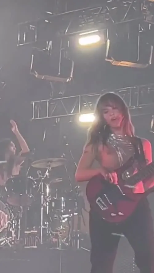 Victoria De Angelis (Maneskin bassist) - Video #277113