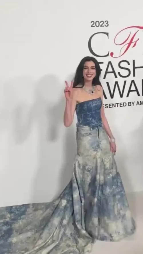Anne Hathaway - Video
