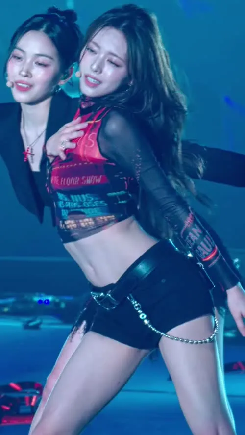 Yuna - ITZY (유나, Shin Yu Na) - Video #127741