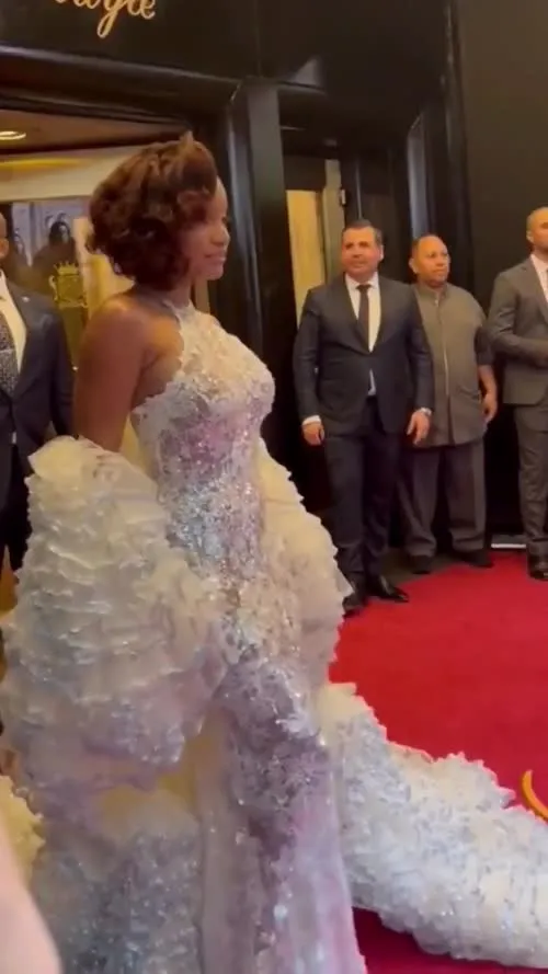 Halle Bailey - Video