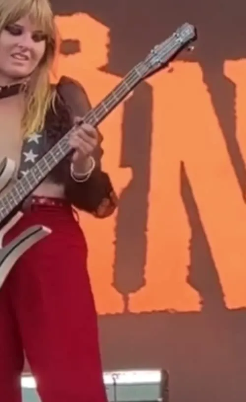 Victoria De Angelis (Maneskin bassist) - Video #137449