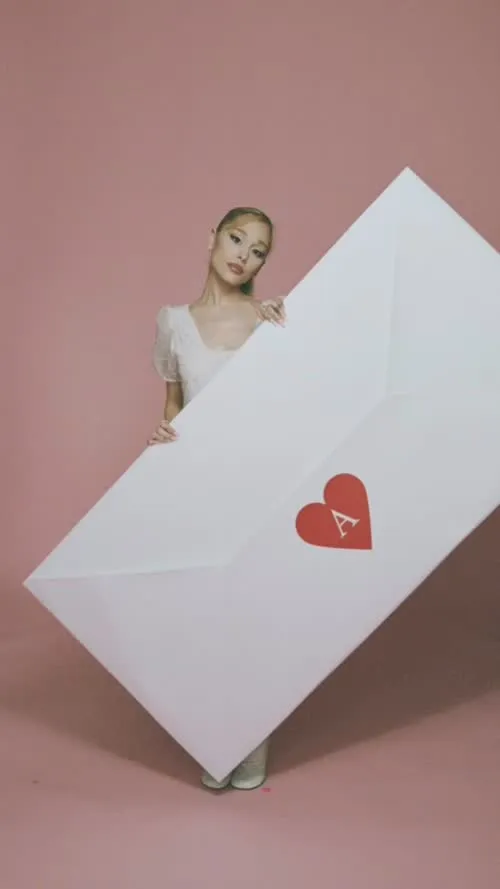 Ariana Grande - Video