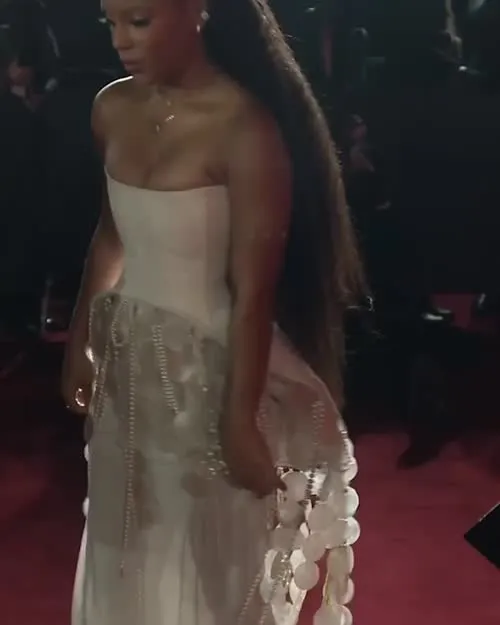 Halle Bailey - Video