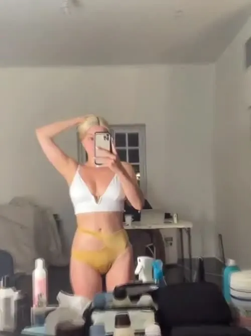 Ariel Winter - Big tits and camel toe video