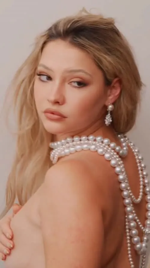 Madelyn Cline - Video