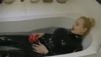 Angel Wicky - Bath in latex