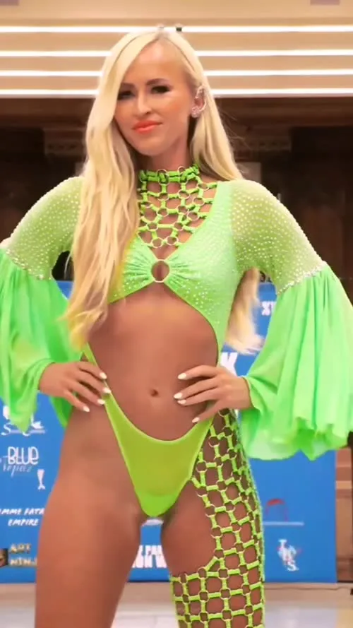 Danielle Moinet / Summer Rae - Video