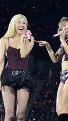 Rosé || Roseanne Park - BLΛƆKPIИK ( BLACKPINK ) - Blackpink deadline world tour Singapore - cute rosé & lisa fancam