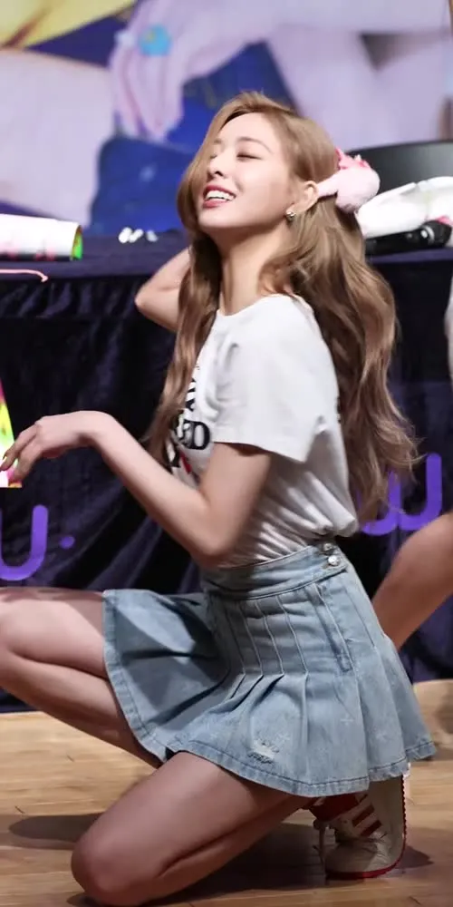 Yuna - ITZY (유나, Shin Yu Na) - Blue skirt