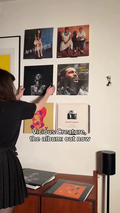 Lauren Mayberry (Singer) - Video