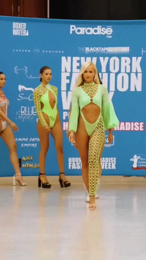 Danielle Moinet / Summer Rae - Video