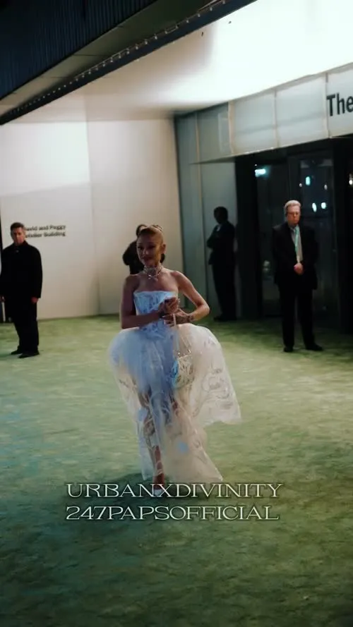 Ariana Grande - Video