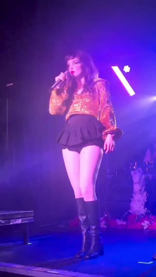 Lauren Mayberry (Singer) - Video