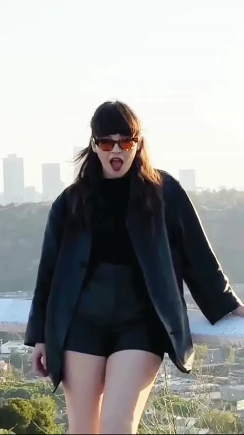 Lauren Mayberry (Singer) - Video