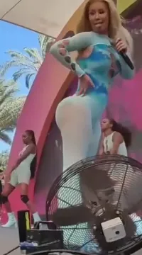 Iggy Azalea - Courageous fair boa
