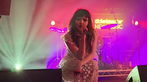 Lauren Mayberry (Singer) - Video